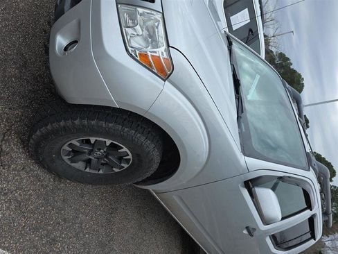 Used 2020 Nissan Frontier PRO-4X image 8