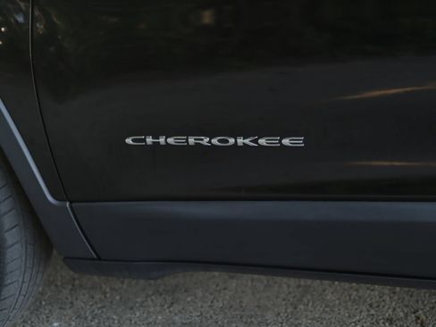 Used 2020 Jeep Cherokee Latitude Plus AWD/4WD image 32
