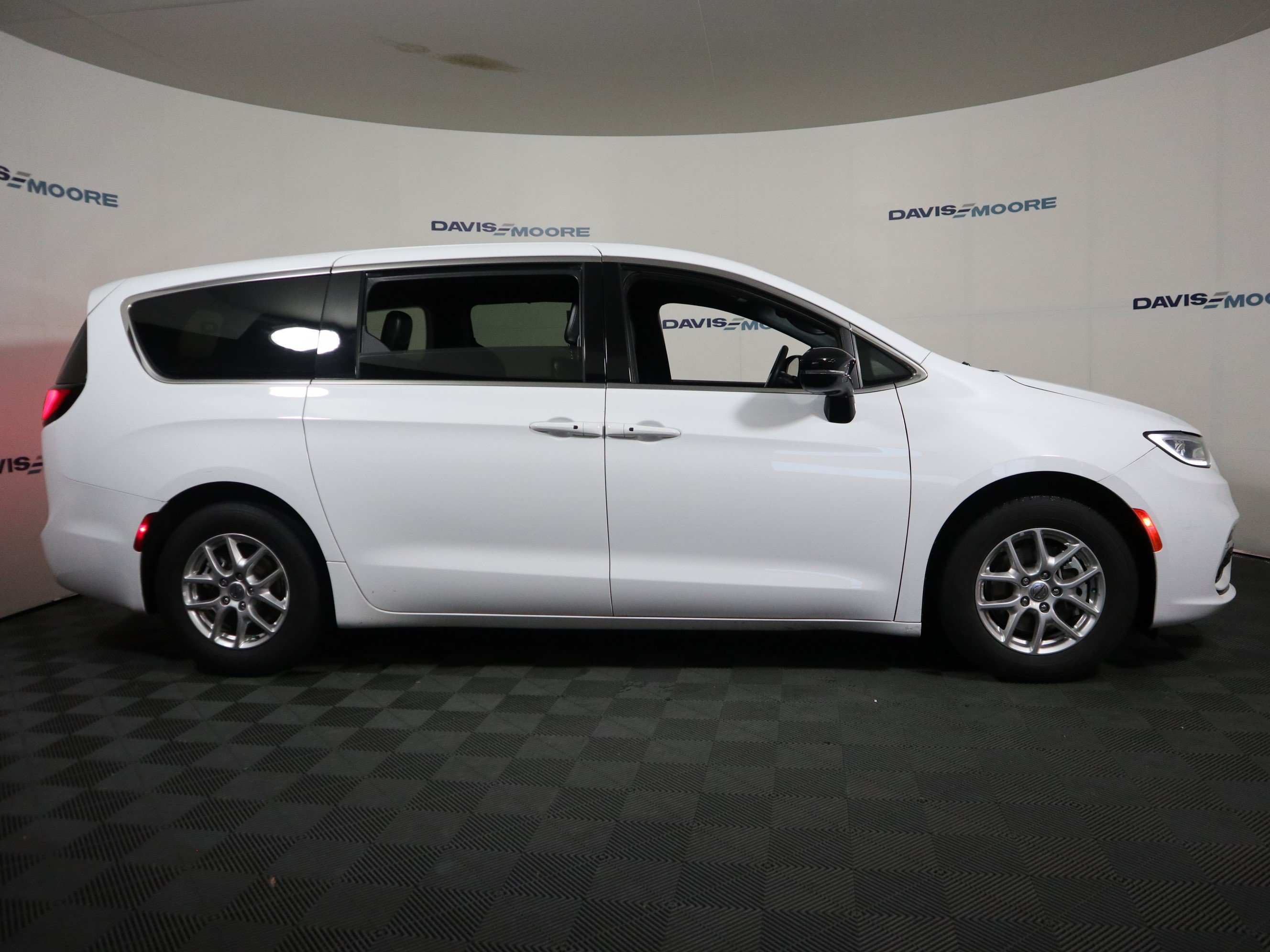 Used 2025 Chrysler Pacifica Select FWD image 4