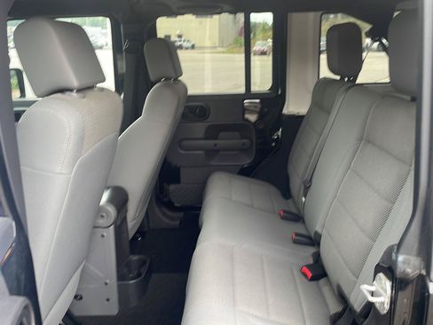 Used 2007 Jeep Wrangler Unlimited Sahara AWD/4WD image 6