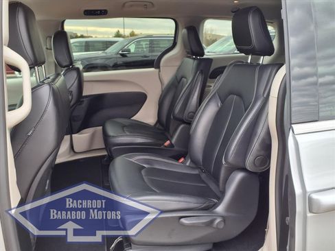 Used 2024 Chrysler Pacifica Select image 17