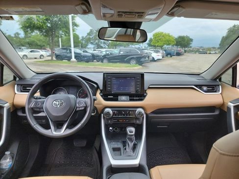 Used 2020 Toyota RAV4 XLE Premium FWD image 18