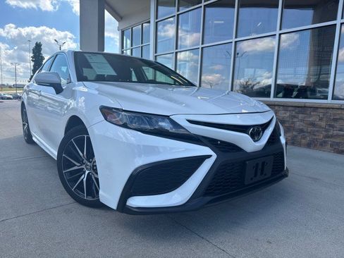 Used 2024 Toyota Camry SE image 2