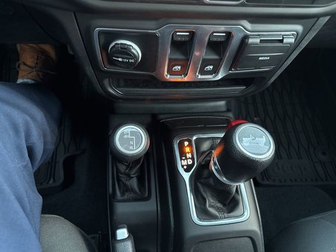 Used 2023 Jeep Wrangler Sport S image 12