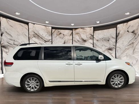 Used 2014 Toyota Sienna Limited w/ Limited Premium Package image 4