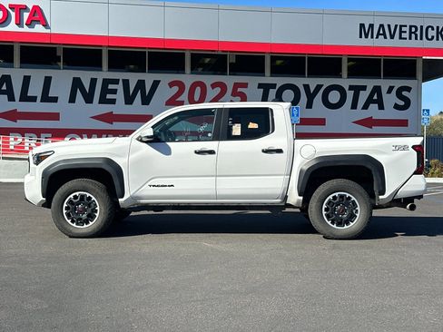 Used 2025 Toyota Tacoma TRD Off-Road image 2