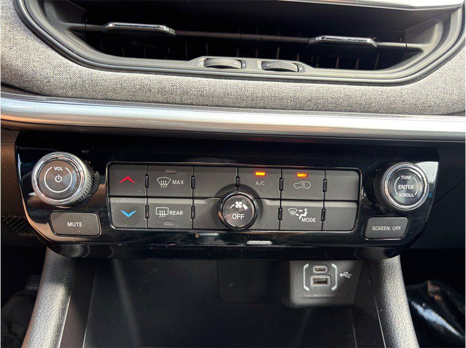 Used 2024 Jeep Compass Latitude AWD/4WD image 29