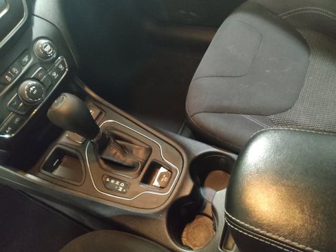 Used 2021 Jeep Cherokee Latitude FWD image 26