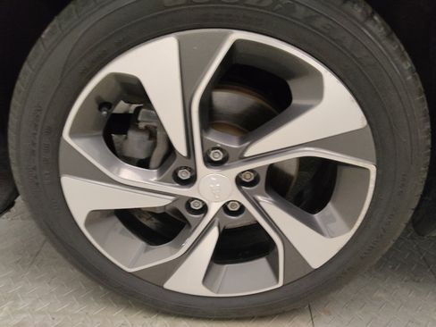 Used 2017 Chevrolet Sonic Premier FWD image 31