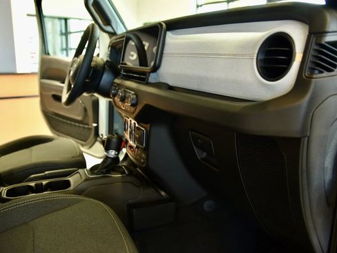 Used 2024 Jeep Wrangler Unlimited AWD/4WD image 30