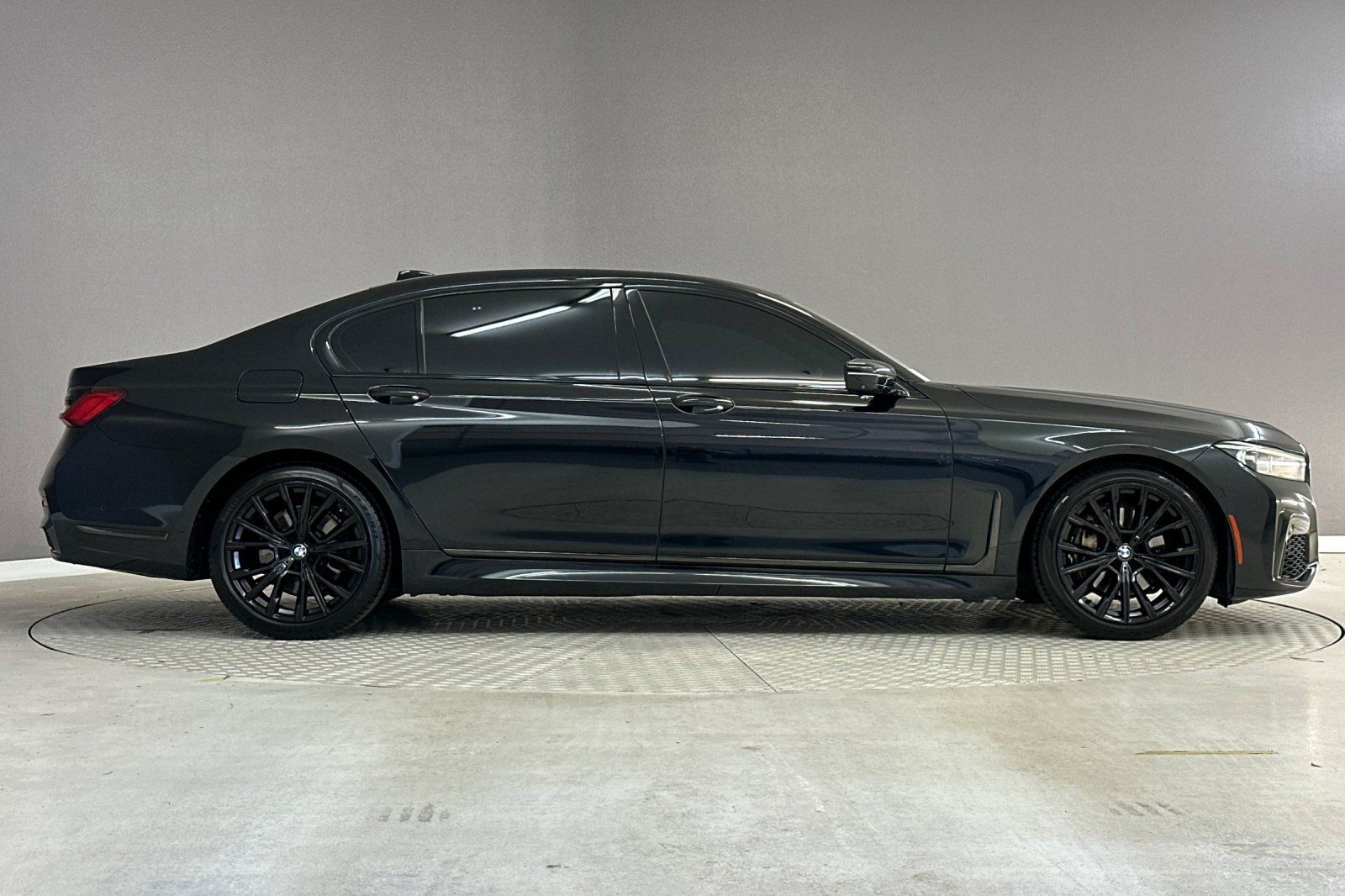 Used 2022 BMW 740i w/ M Sport Package RWD image 7