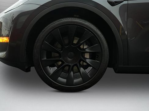 Used 2024 Tesla Model Y 2WD image 12