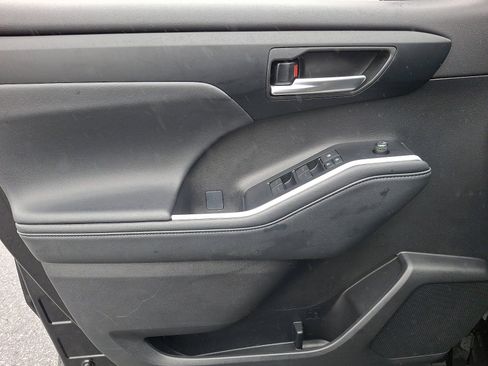 Used 2025 Toyota Highlander XLE image 13