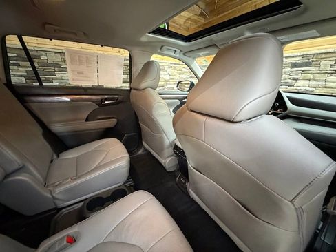 Used 2023 Toyota Highlander Limited AWD/4WD image 31