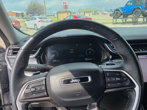 Used 2022 Jeep Grand Cherokee L Limited w/ Luxury Tech Group II image 16