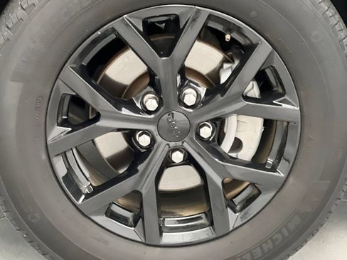 Used 2024 Jeep Grand Cherokee Altitude RWD image 70