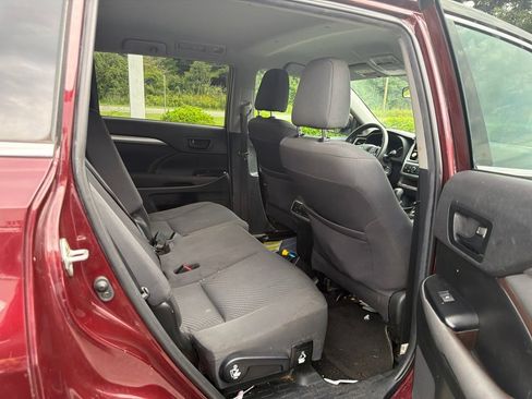 Used 2019 Toyota Highlander LE FWD image 7
