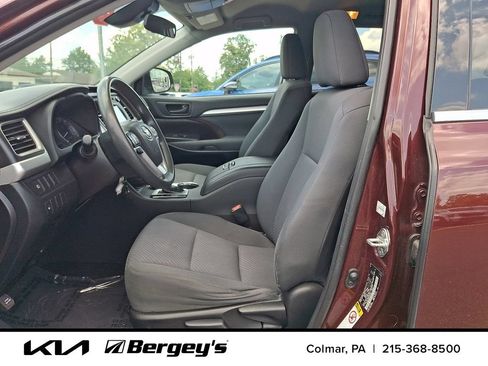 Used 2019 Toyota Highlander LE AWD/4WD image 15