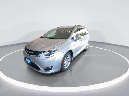 Used 2018 Chrysler Pacifica Limited FWD image 4
