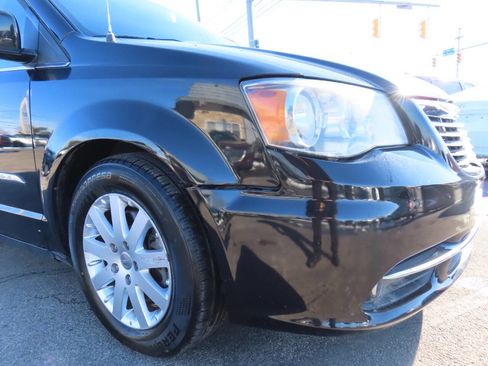 Used 2014 Chrysler Town & Country Touring image 17