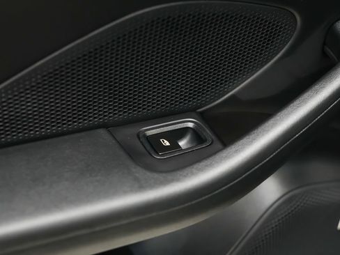 Certified 2025 Porsche Macan Electric RWD image 17