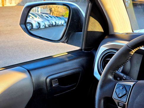Used 2016 Toyota Tacoma SR5 AWD/4WD image 15