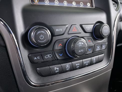 Used 2021 Jeep Grand Cherokee Laredo AWD/4WD image 17
