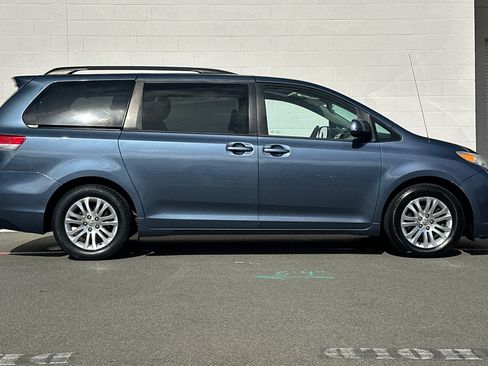 Used 2013 Toyota Sienna XLE image 6