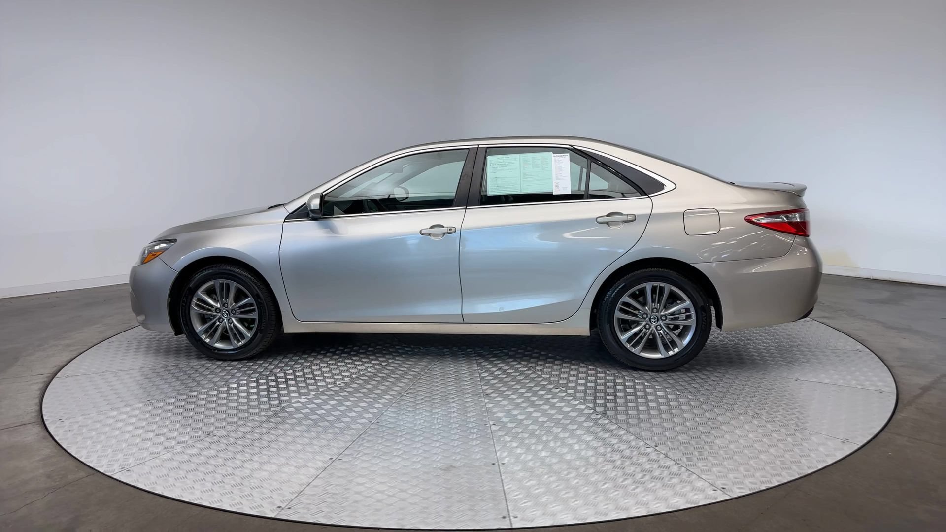 Used 2016 Toyota Camry SE FWD image 5