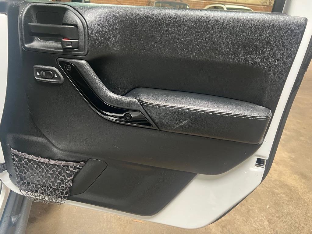 Used 2017 Jeep Wrangler Sahara AWD/4WD image 32