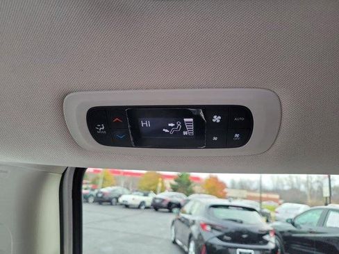 Used 2022 Chrysler Pacifica Touring-L image 12