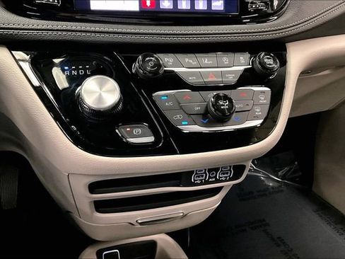 Used 2024 Chrysler Pacifica Touring-L image 29