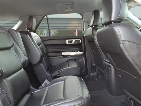Used 2023 Ford Explorer XLT w/ Equipment Group 202A image 10