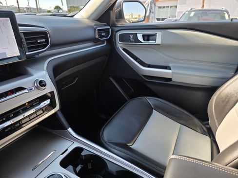 Used 2022 Ford Explorer XLT image 33