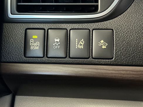 Used 2017 Toyota Camry XLE w/ Moonroof Package FWD image 32