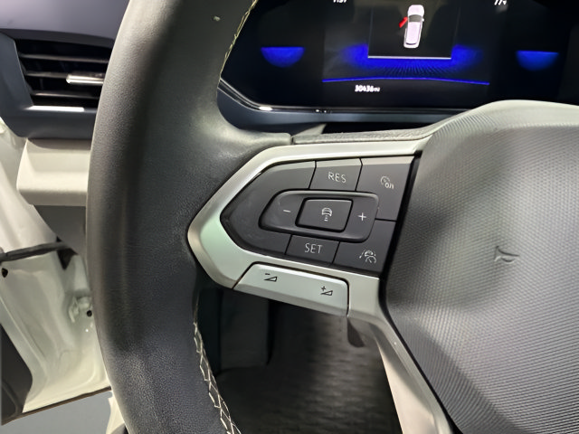 Used 2023 Volkswagen Taos SE w/ Panoramic Sunroof Package FWD image 16