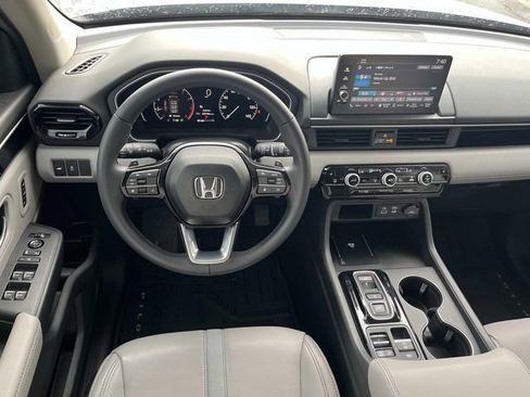 Used 2025 Honda Pilot EX-L image 12