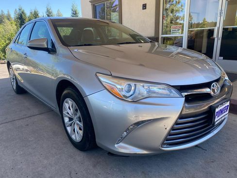 Used 2015 Toyota Camry LE FWD image 8