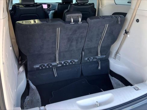 Used 2022 Chrysler Pacifica Touring-L image 17