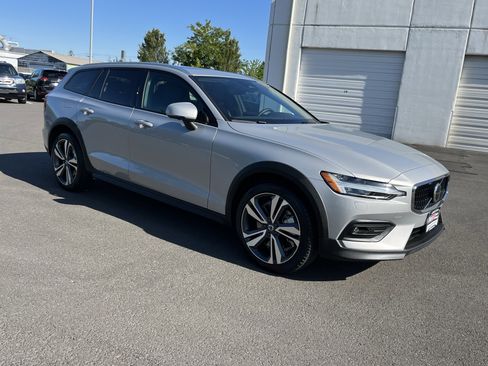 Used 2025 Volvo V60 B5 Cross Country Plus AWD/4WD image 7
