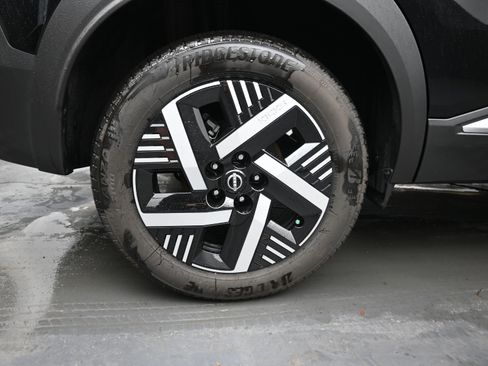 Certified 2025 Nissan Kicks SV image 9