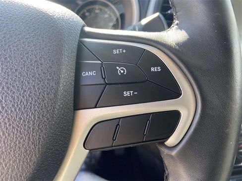 Used 2018 Jeep Cherokee Latitude Plus w/ Comfort/Convenience Group image 33