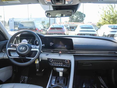 Certified 2025 Hyundai Elantra Limited image 17