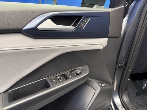 Used 2024 Volkswagen Taos SE image 11