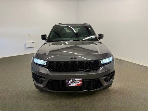 Used 2025 Jeep Grand Cherokee Altitude image 7