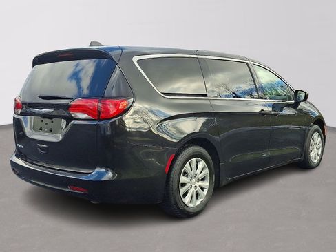 Used 2020 Chrysler Voyager L image 6