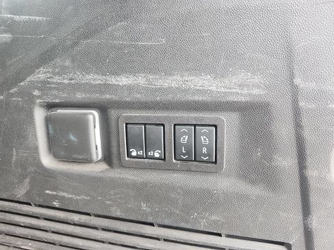 Used 2023 GMC Yukon Denali AWD/4WD image 10