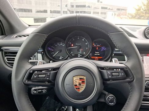 Used 2025 Porsche Macan image 21