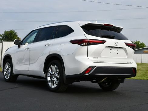 Used 2024 Toyota Highlander Limited FWD image 5
