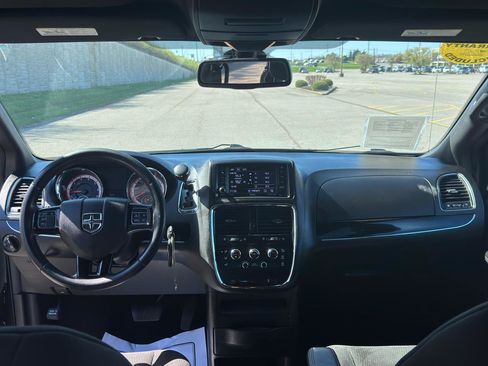 Used 2019 Dodge Grand Caravan SE FWD image 19